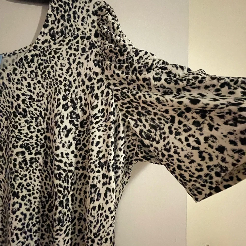 Cant go wrong with black & white. Leopard Print Women's Top - Picture 3 of 3